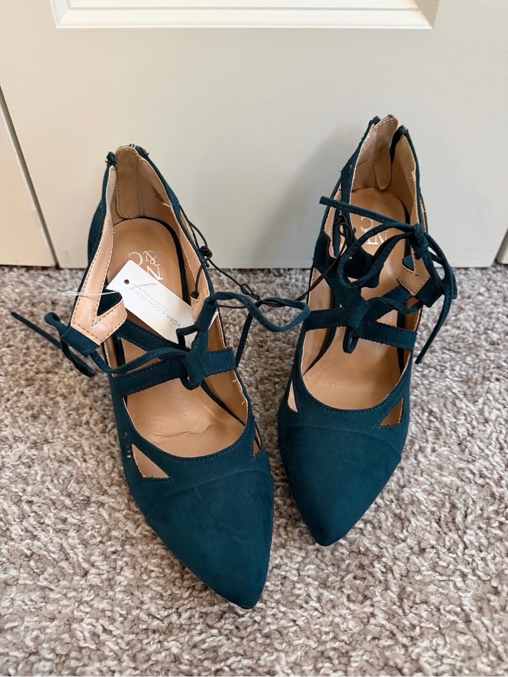 NWT NY&CO green suede heels. Size 6.
